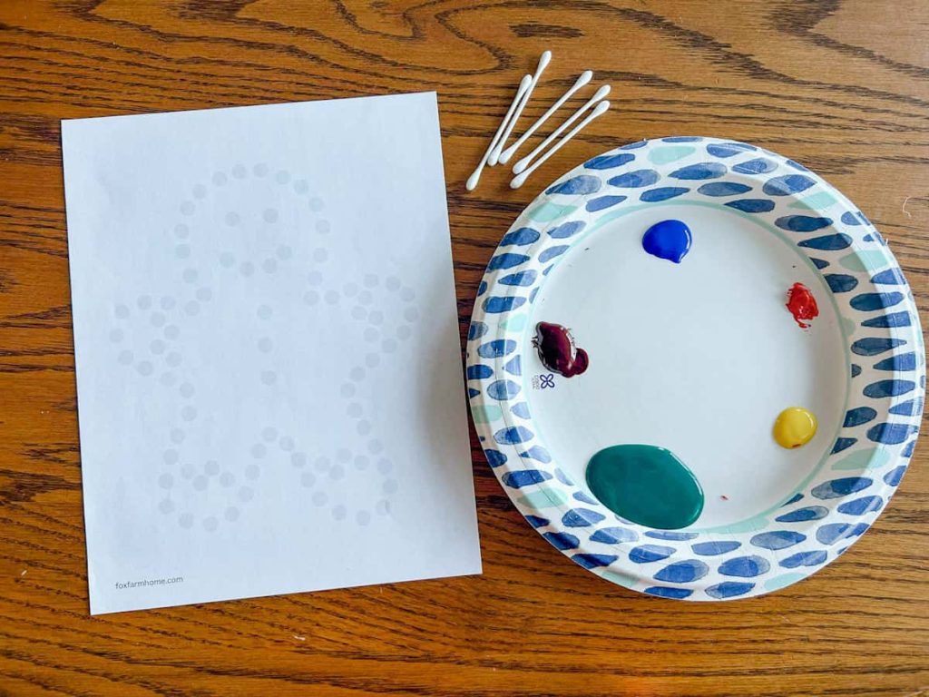 gingerbread man template, paint on paper plate and q-tips on table