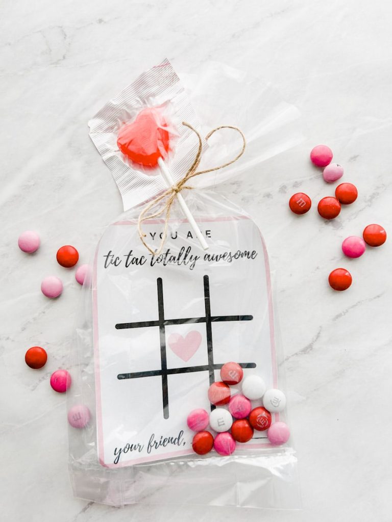 tic tac toe valentines card in bag with m&ms and sucker on top